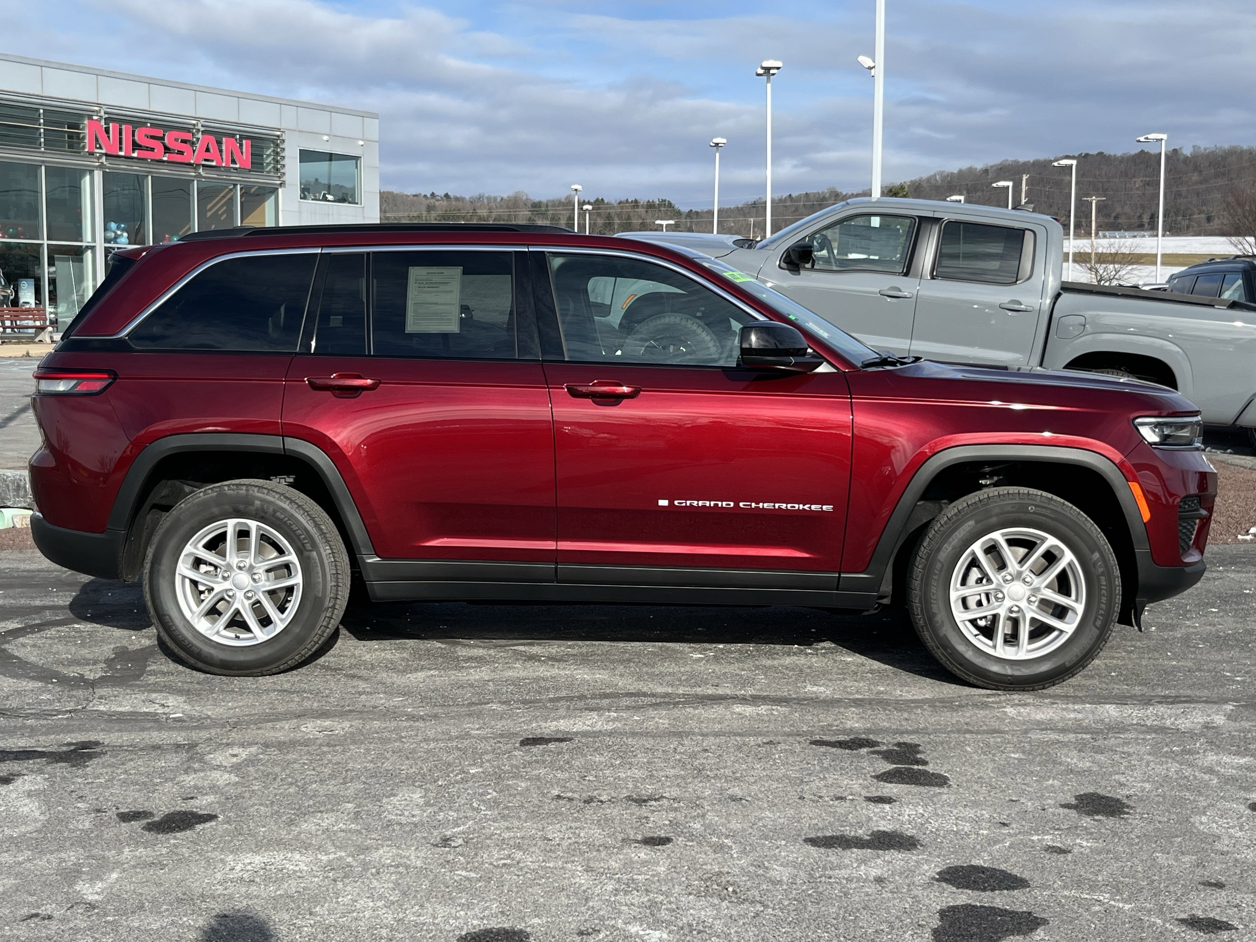 Used 2025 Jeep Grand Cherokee Laredo X w/ Luxury Tech Group I video 2