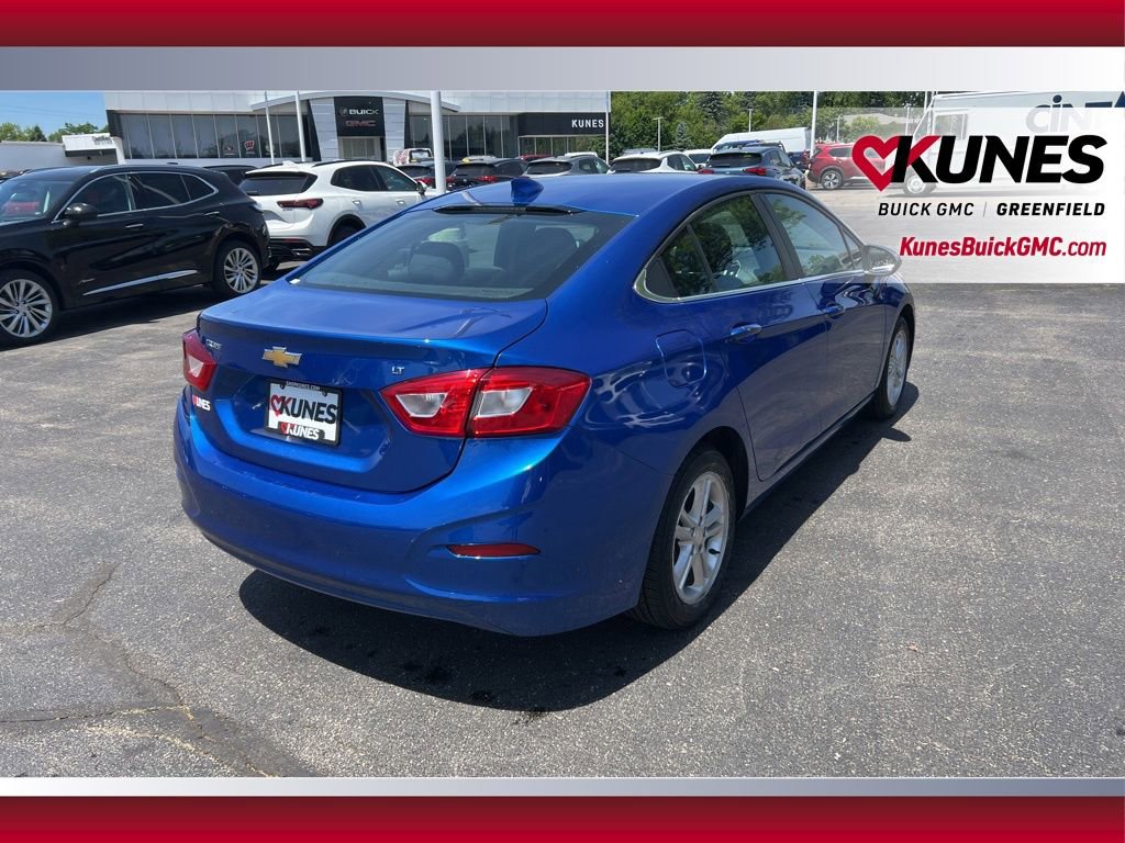 Used 2018 Chevrolet Cruze LT w/ Convenience Package FWD image 3