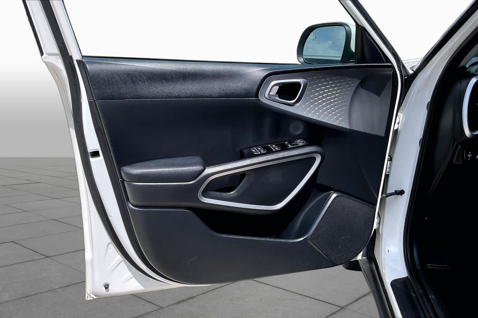 Used 2023 Kia Soul LX w/ LX Technology Package FWD image 21
