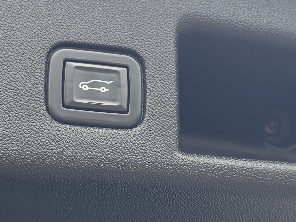 Used 2021 Chevrolet Equinox Premier w/ LPO, Cargo Package FWD image 11