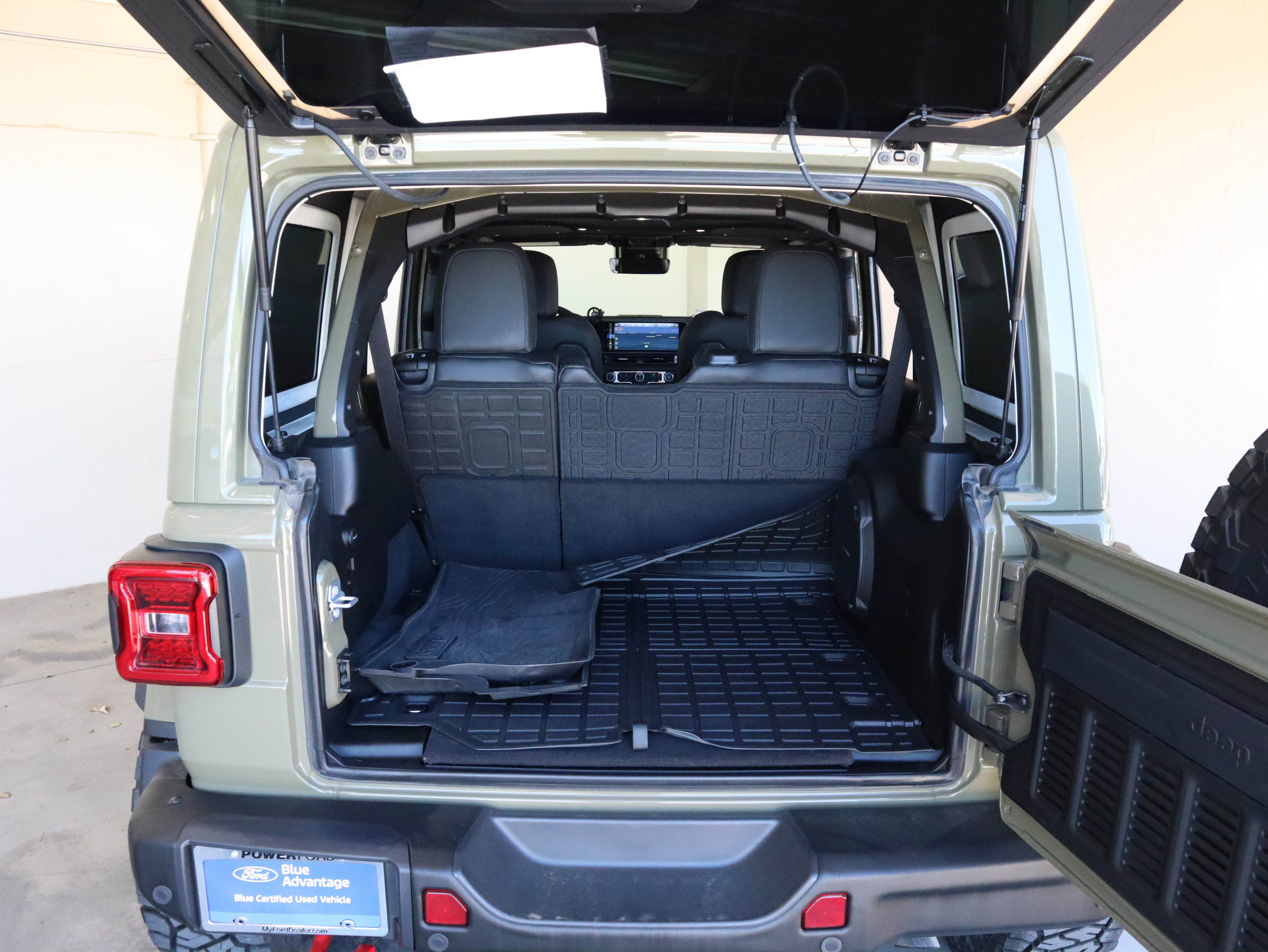 Used 2025 Jeep Wrangler Unlimited Rubicon AWD/4WD image 39