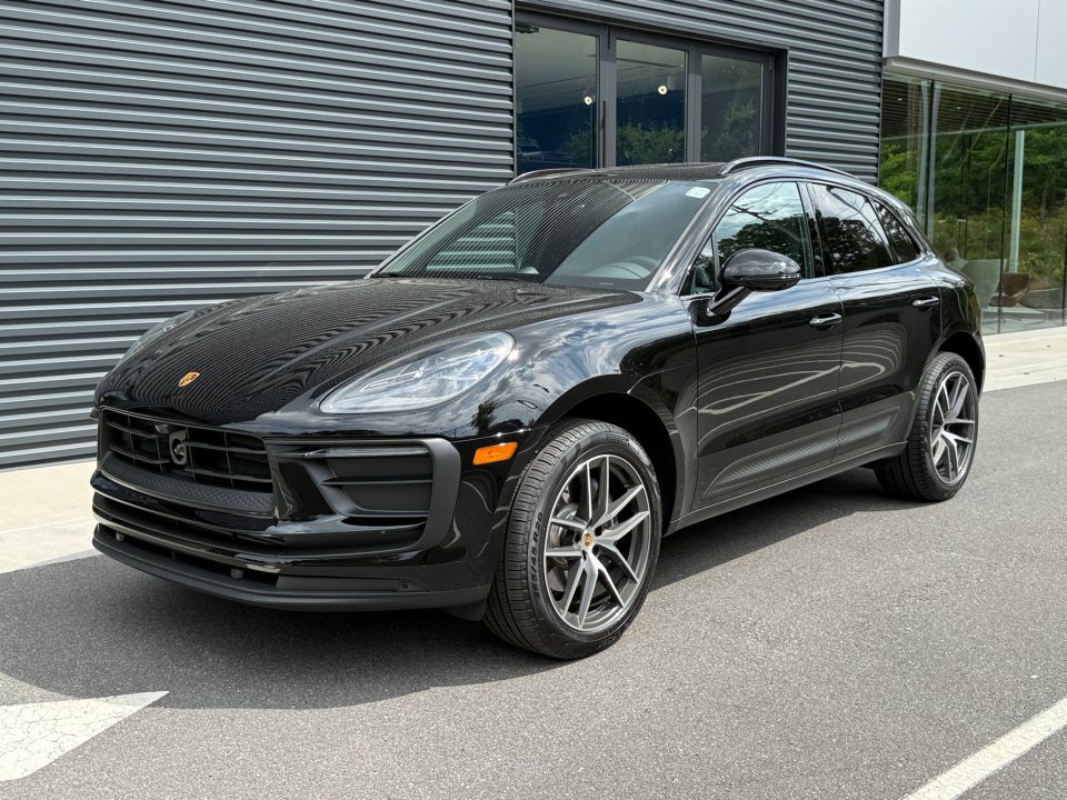 Certified 2026 Porsche Macan AWD/4WD image 1