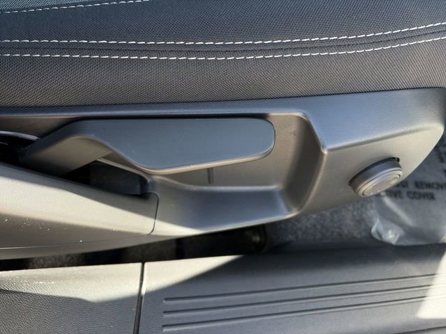 Used 2025 Volvo XC40 B5 Core image 13