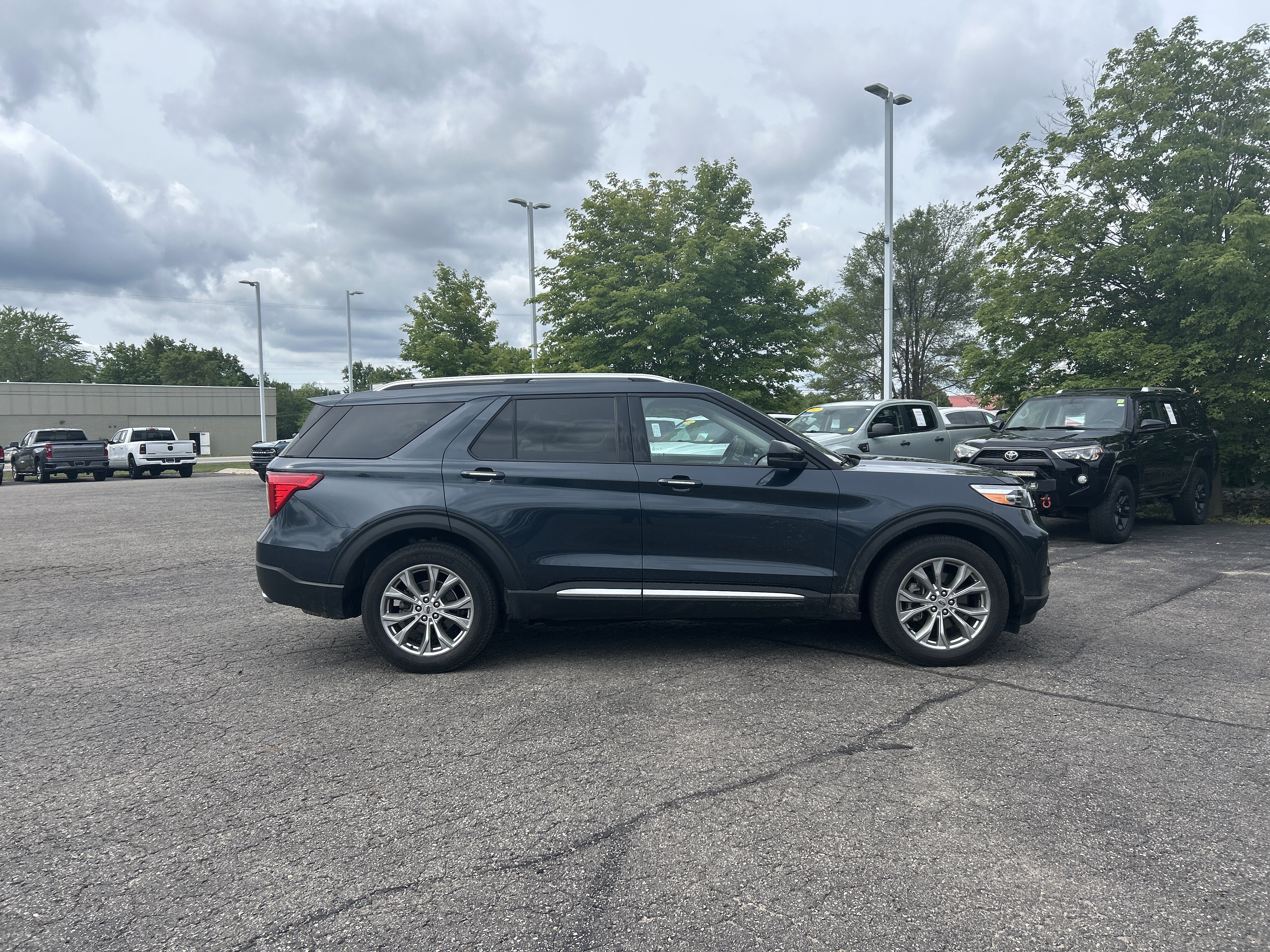 Used 2024 Ford Explorer Limited w/ Equipment Group 301A AWD/4WD image 2