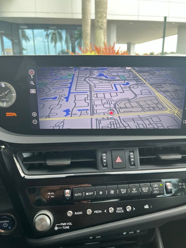 Used 2022 Lexus ES 300h w/ Premium Package FWD image 3