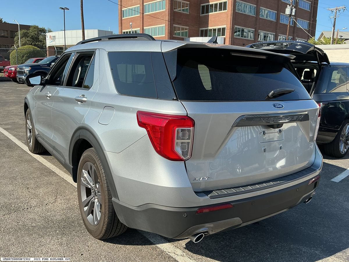 Used 2023 Ford Explorer XLT w/ Equipment Group 202A RWD image 5