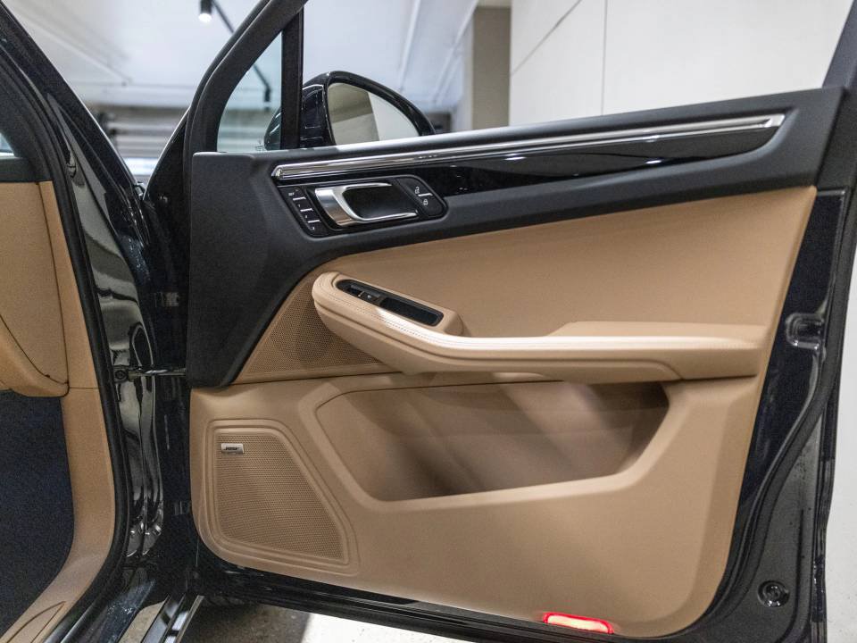 Certified 2026 Porsche Macan AWD/4WD image 33