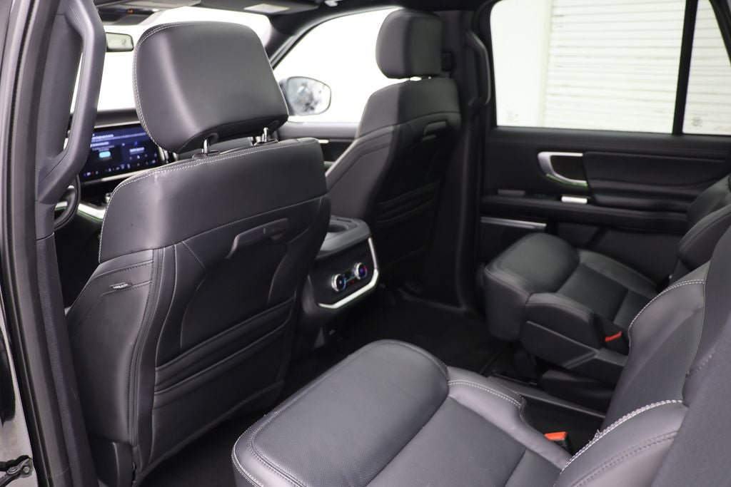Used 2025 Ford Expedition Platinum w/ Stealth Appearance Package AWD/4WD image 10