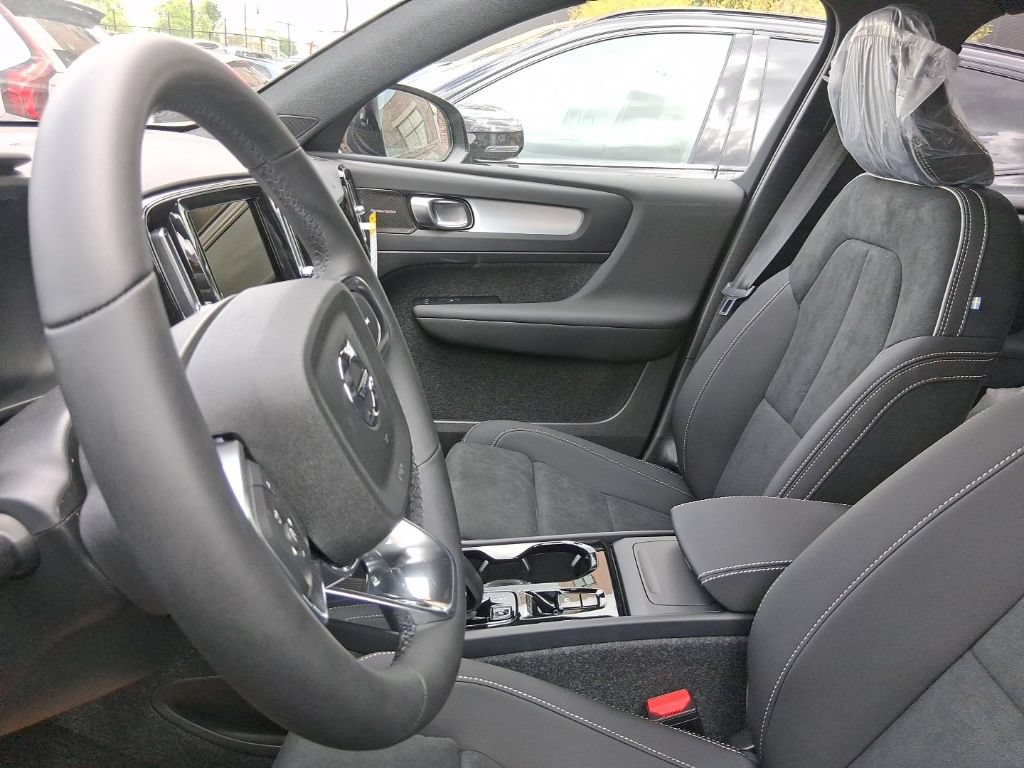 New 2026 Volvo XC40 B5 Ultra w/ Protection Package Premier AWD/4WD image 9