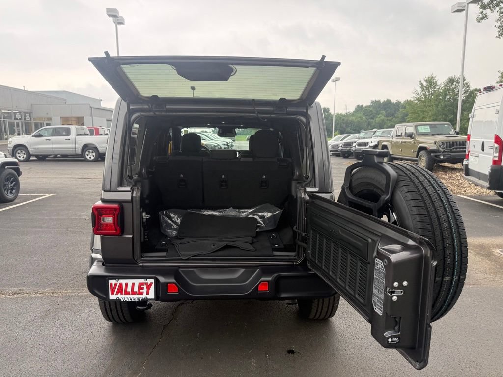 Used 2025 Jeep Wrangler Unlimited Sahara AWD/4WD image 43