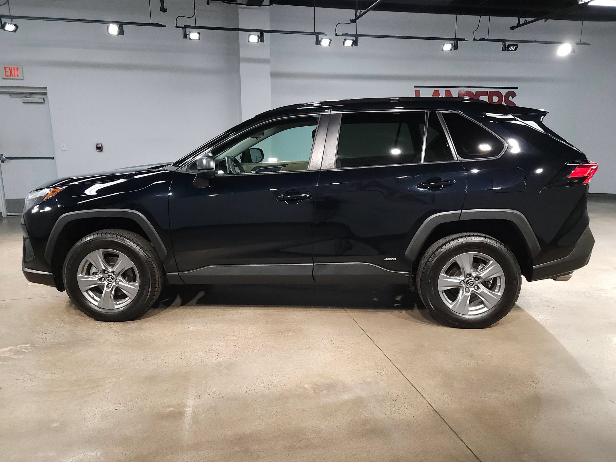 Used 2023 Toyota RAV4 LE AWD/4WD image 4