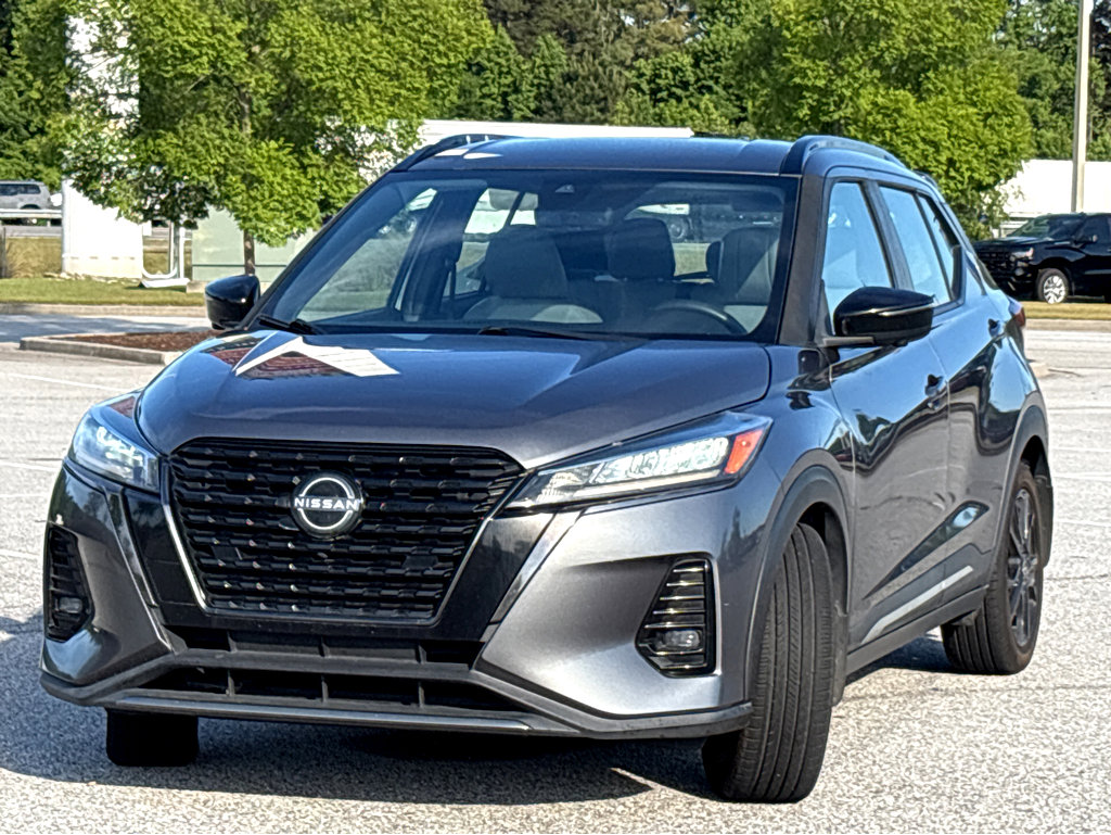 Used 2022 Nissan Kicks SR w/ Premium Package FWD image 3