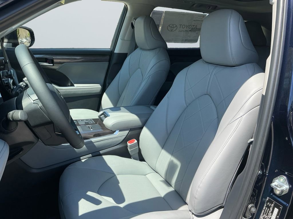 New 2026 Toyota Highlander Platinum image 10