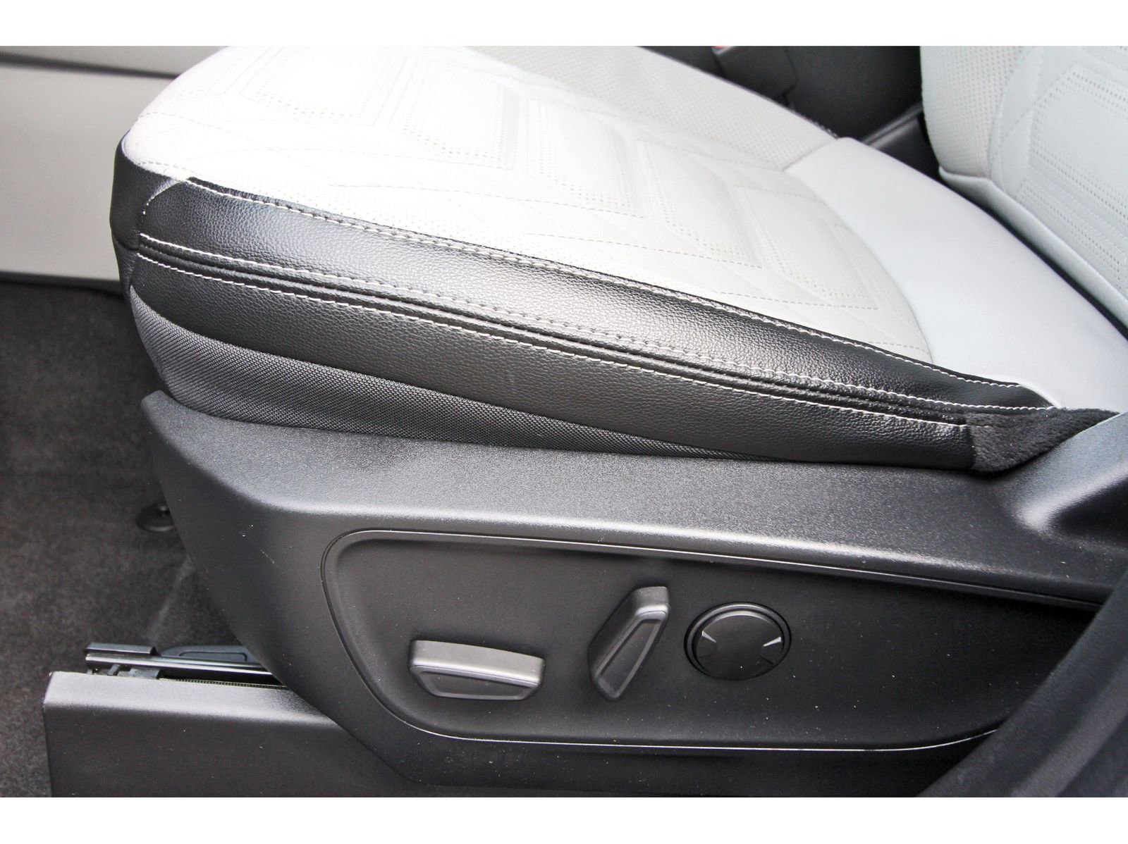 Used 2024 Ford Escape Platinum w/ Premium Technology Package image 30