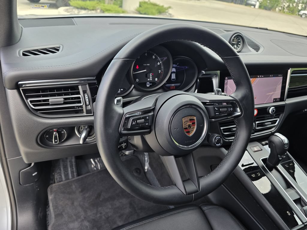 Certified 2026 Porsche Macan AWD/4WD image 12