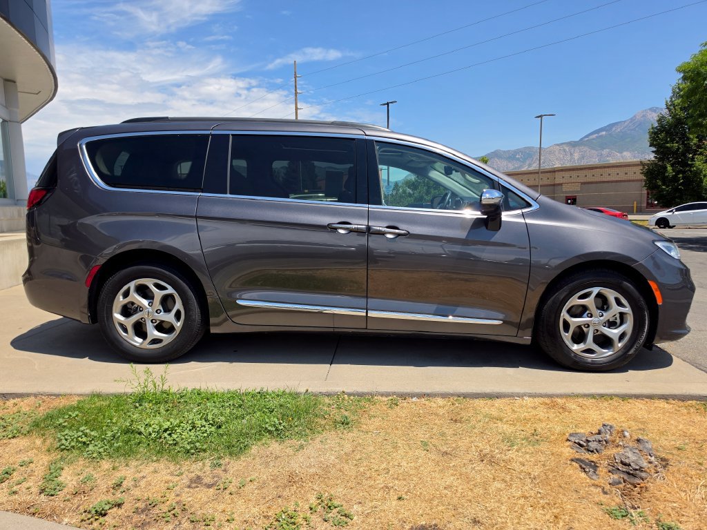 Used 2023 Chrysler Pacifica Limited FWD image 4
