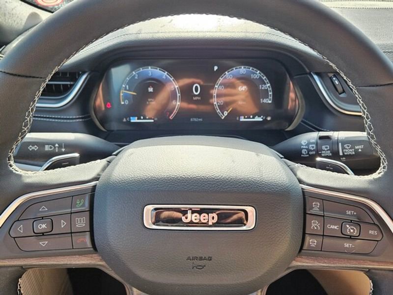 Used 2025 Jeep Grand Cherokee Limited image 22