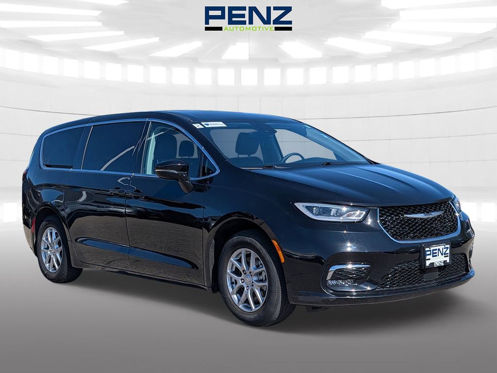 Used 2024 Chrysler Pacifica Touring-L FWD image 1