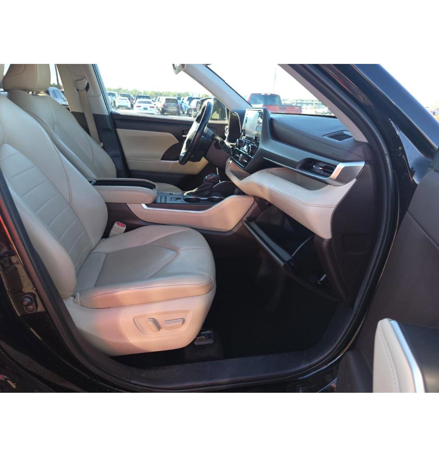 Used 2021 Toyota Highlander XLE image 26