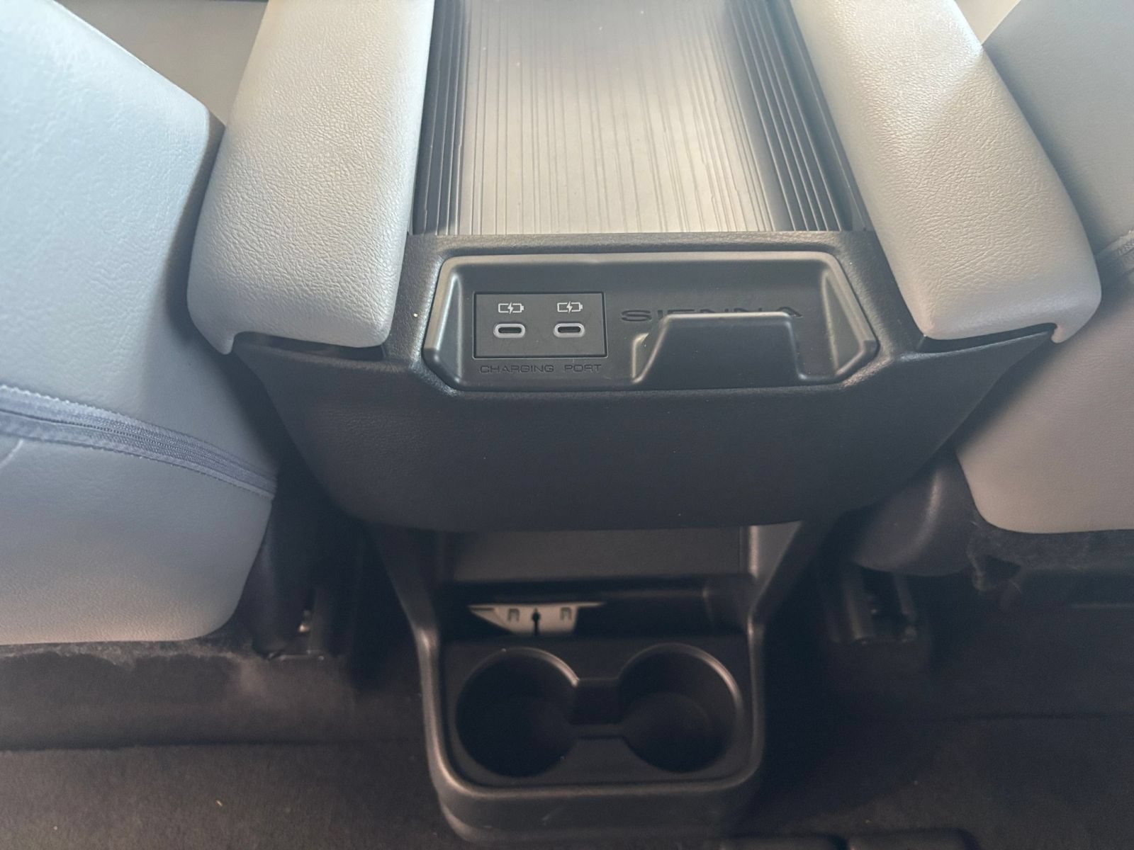 Used 2025 Toyota Sienna XLE FWD image 24