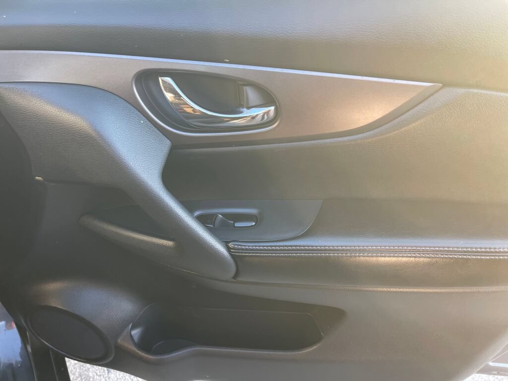 Used 2016 Nissan Rogue S FWD image 27