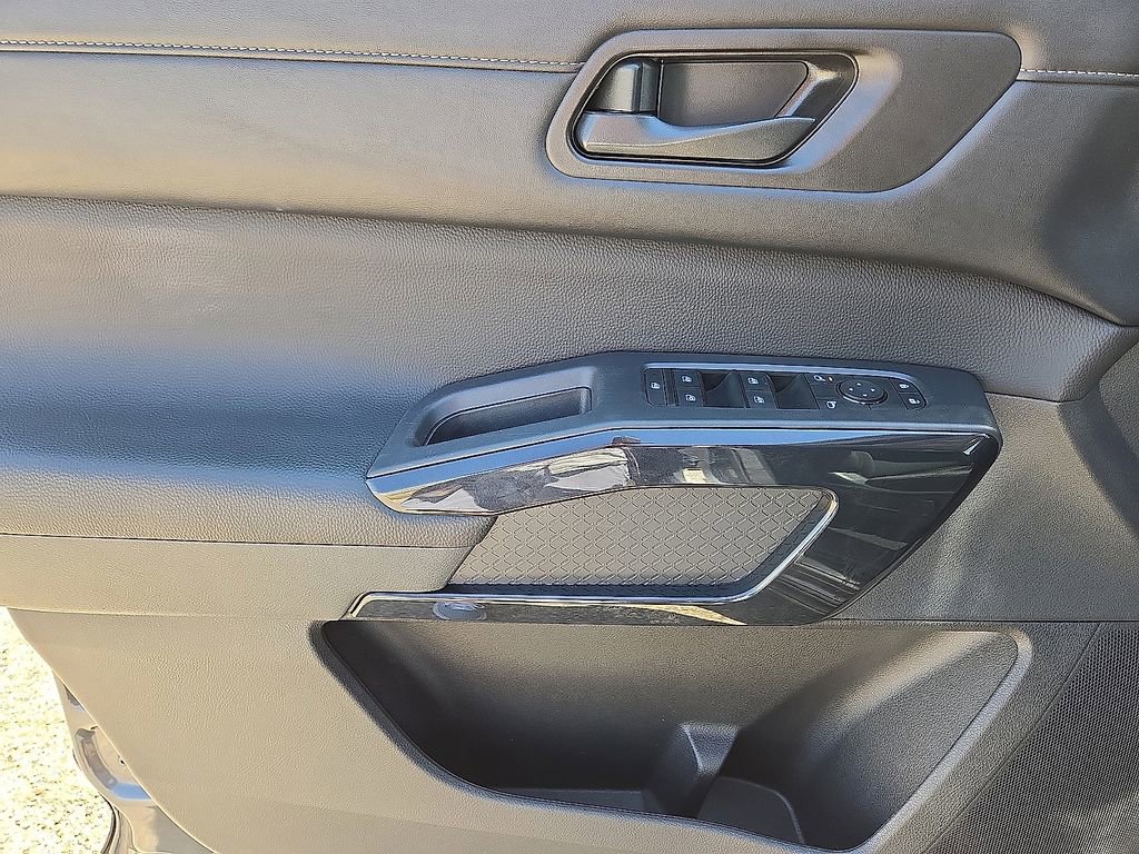 Used 2025 Nissan Pathfinder SV AWD/4WD image 21