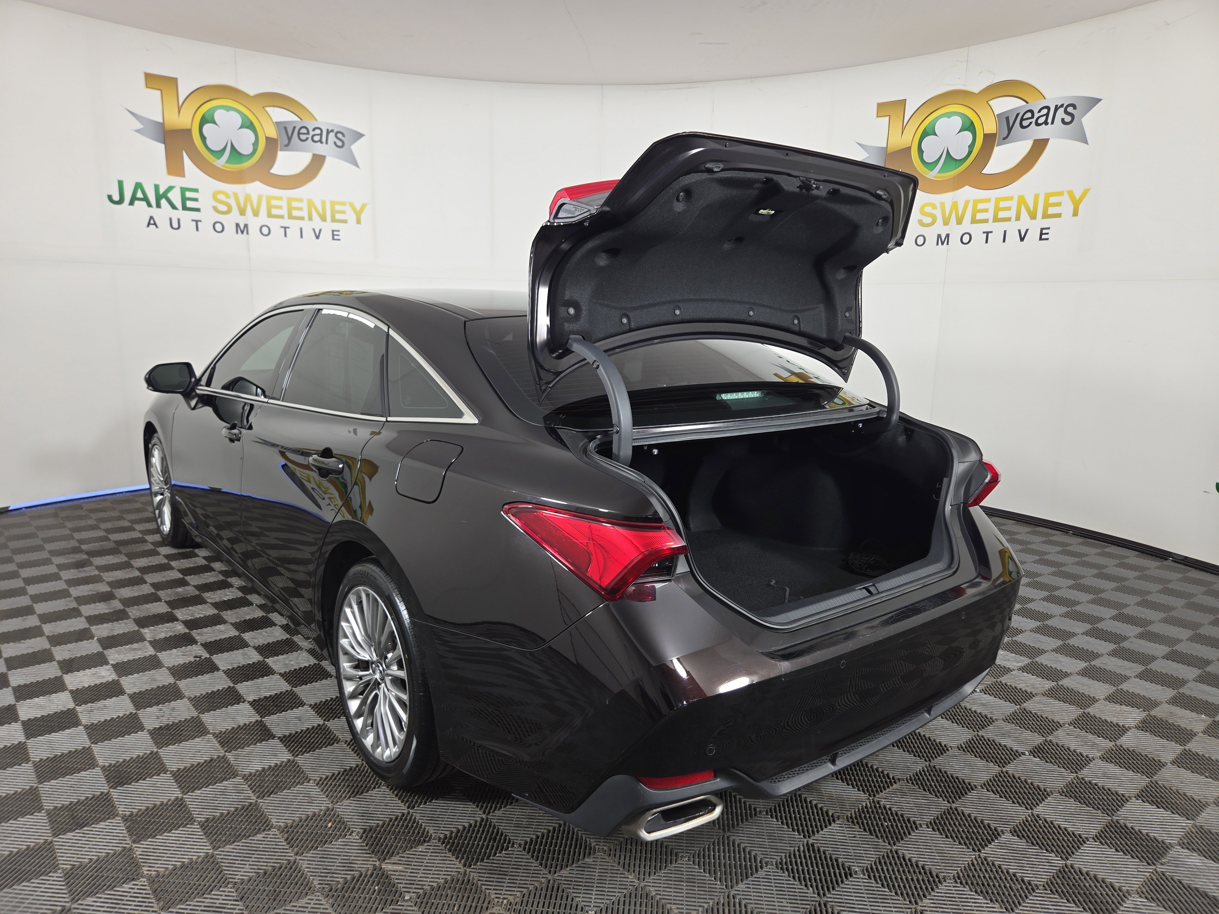 Used 2019 Toyota Avalon Limited image 32