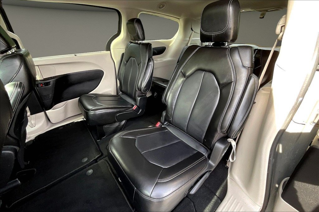 Used 2023 Chrysler Pacifica Touring-L FWD image 25