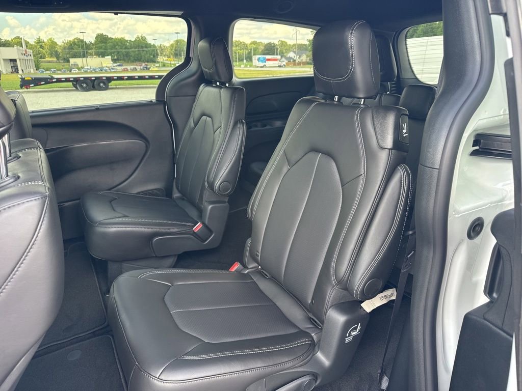 New 2026 Chrysler Pacifica Select image 17
