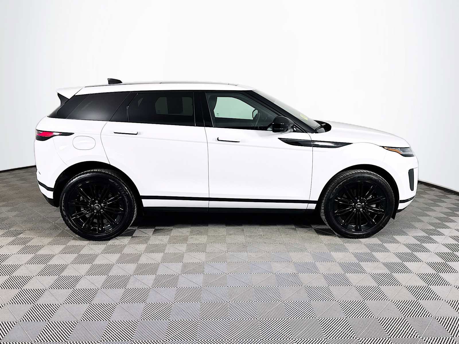 Used 2025 Land Rover Range Rover Evoque S image 4