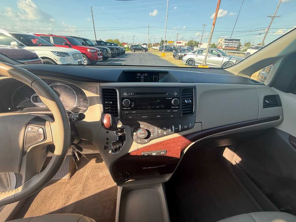 Used 2014 Toyota Sienna XLE FWD image 17