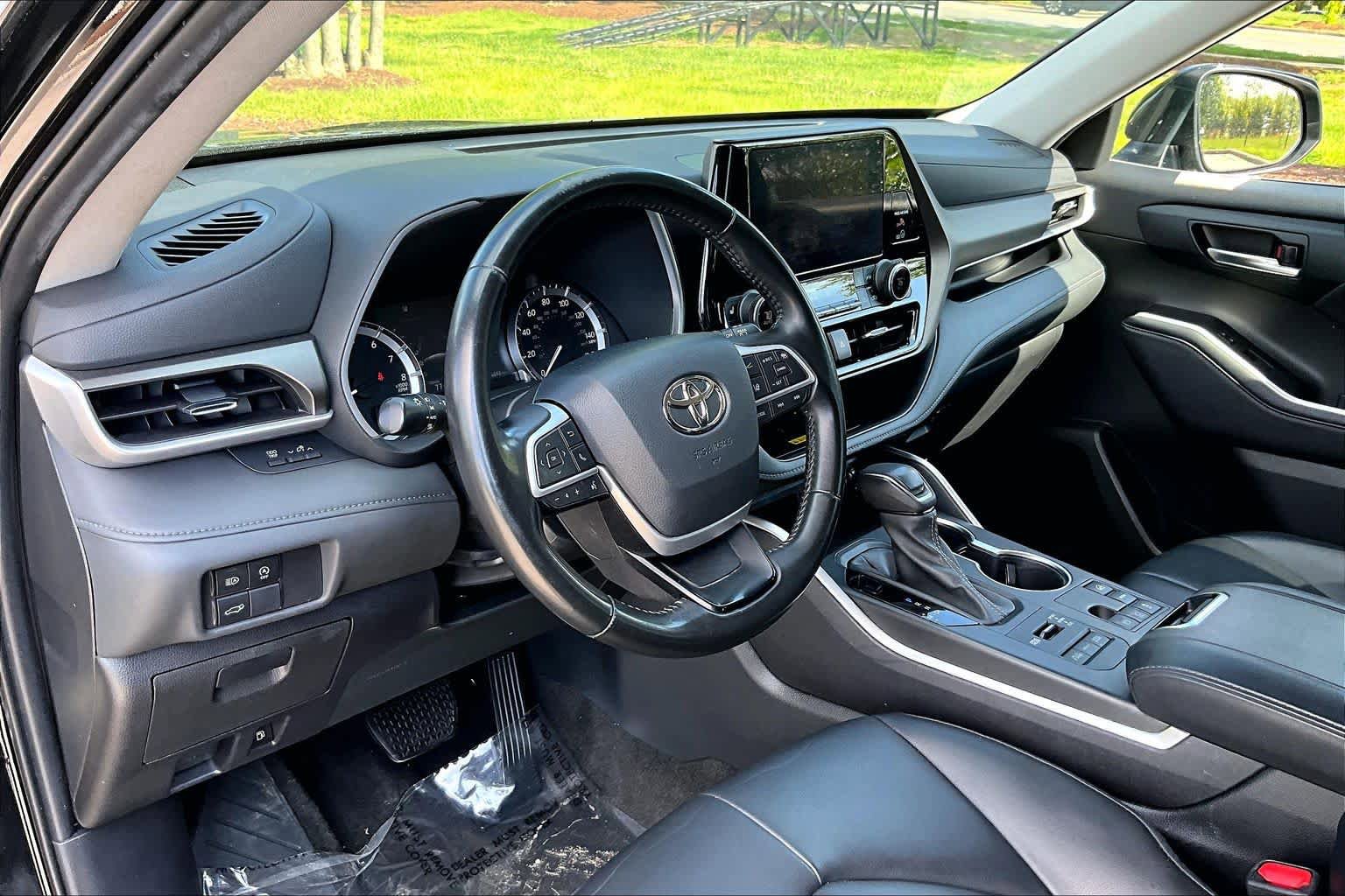 Used 2023 Toyota Highlander XLE AWD/4WD image 18