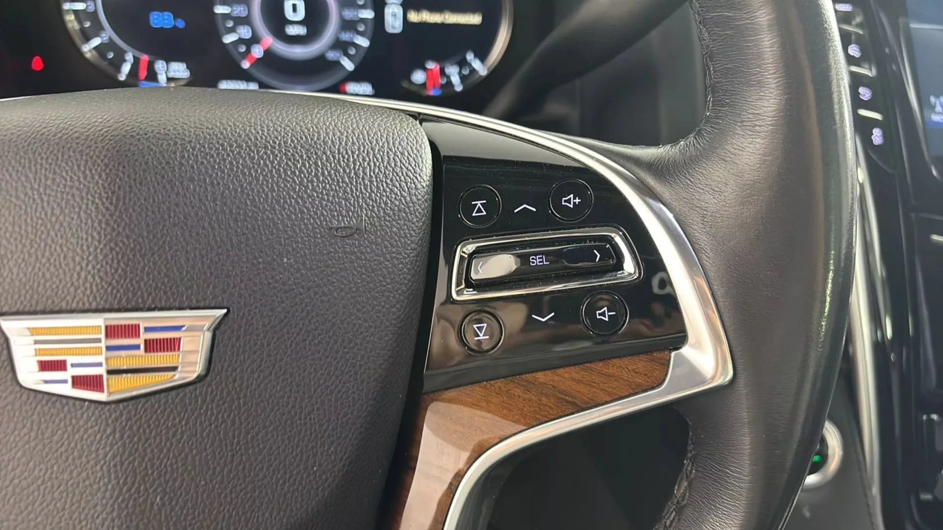 Used 2020 Cadillac Escalade Premium Luxury w/ LPO, Radiant Package AWD/4WD image 19