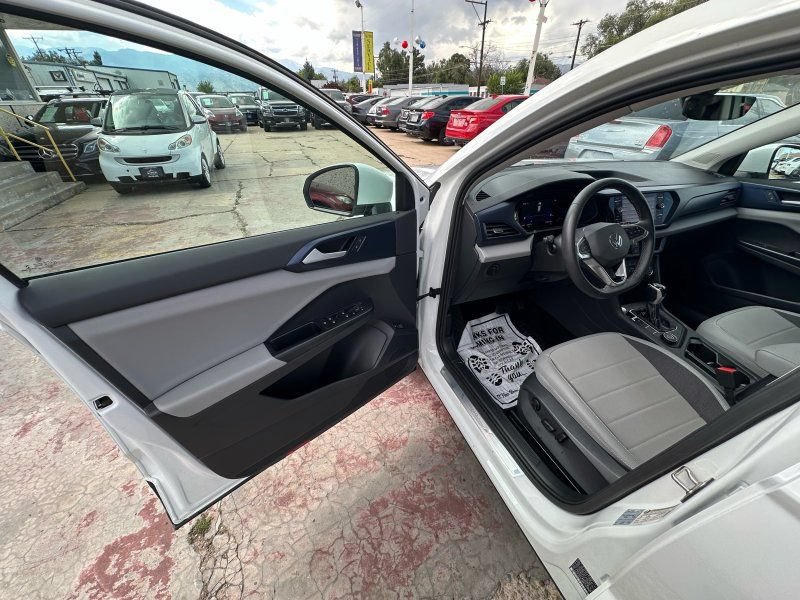 Used 2022 Volkswagen Taos SE w/ Panoramic Sunroof Package AWD/4WD image 12