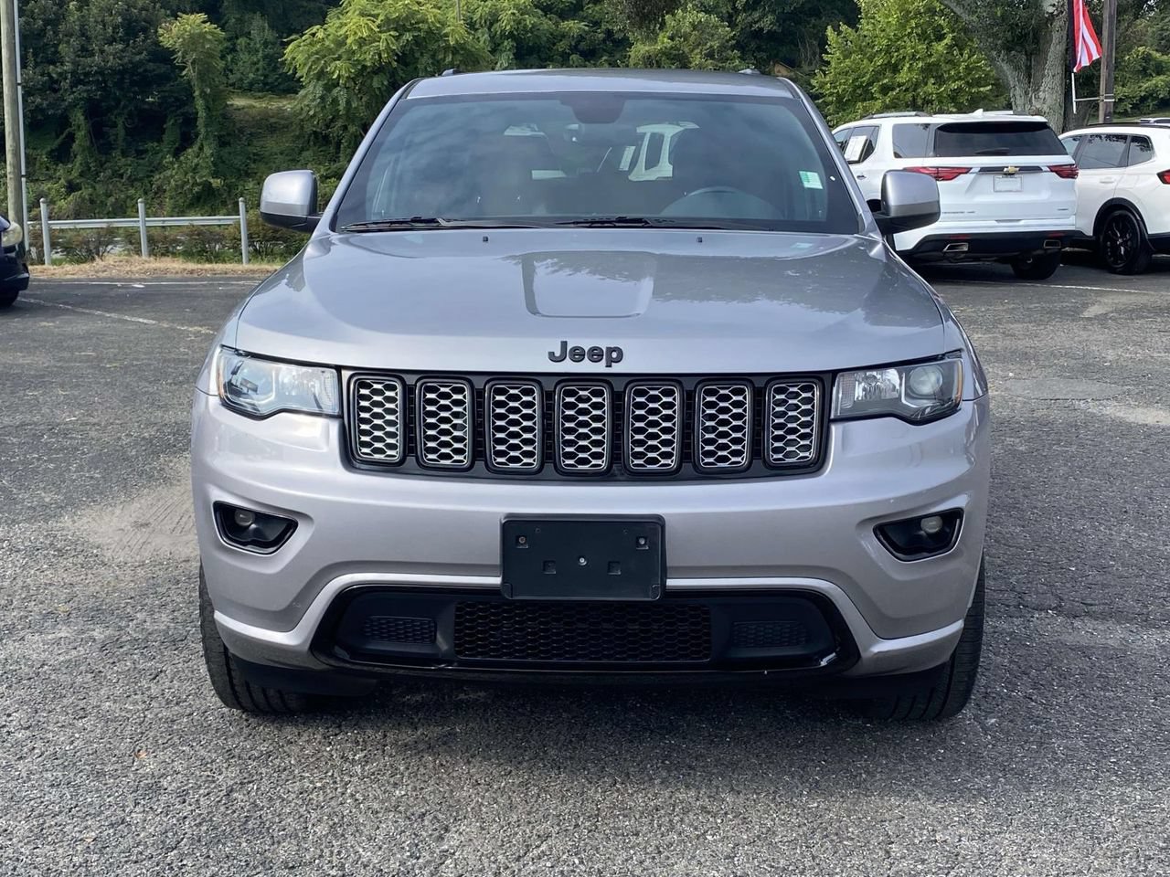 Used 2017 Jeep Grand Cherokee Altitude AWD/4WD image 2