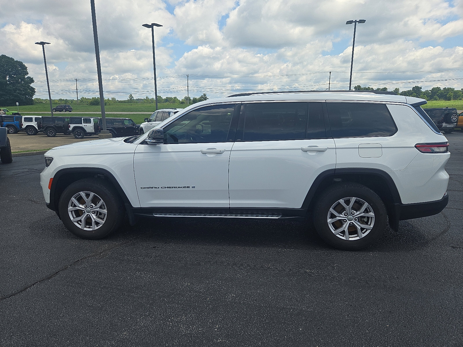 Used 2022 Jeep Grand Cherokee L Limited w/ Luxury Tech Group II image 2