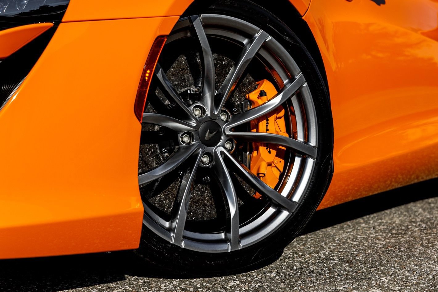 Used 2025 McLaren Artura RWD image 32