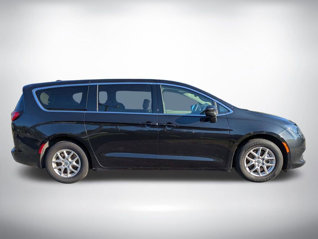 Used 2023 Chrysler Voyager LX image 3