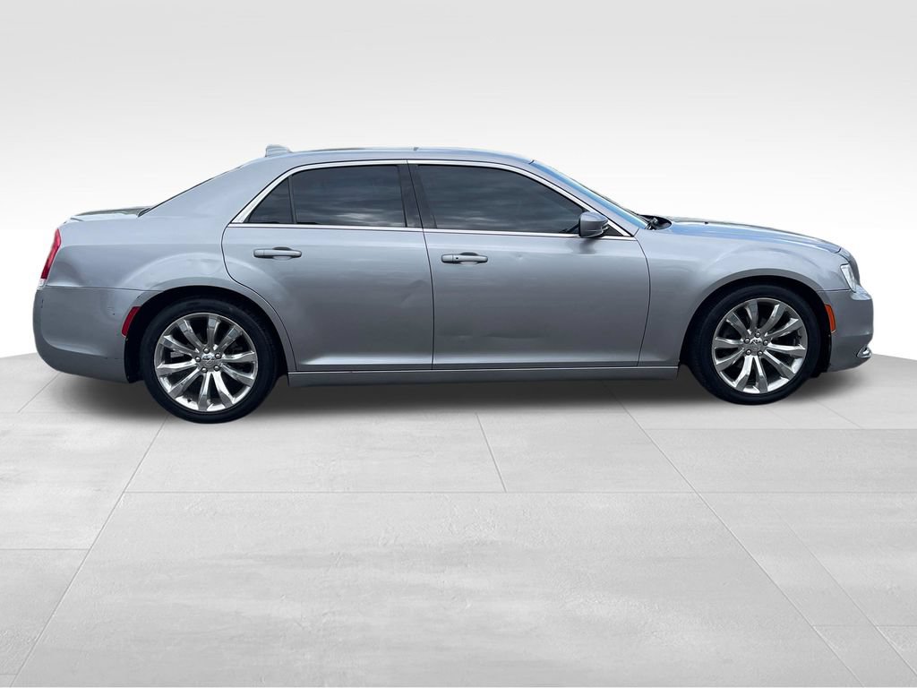 Used 2017 Chrysler 300 Limited RWD image 9
