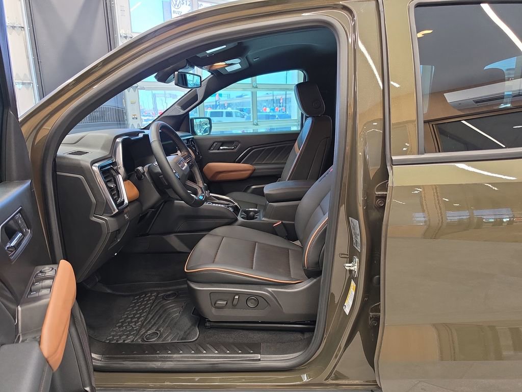 Used 2025 GMC Canyon AT4 w/ AT4 Premium Package AWD/4WD image 14