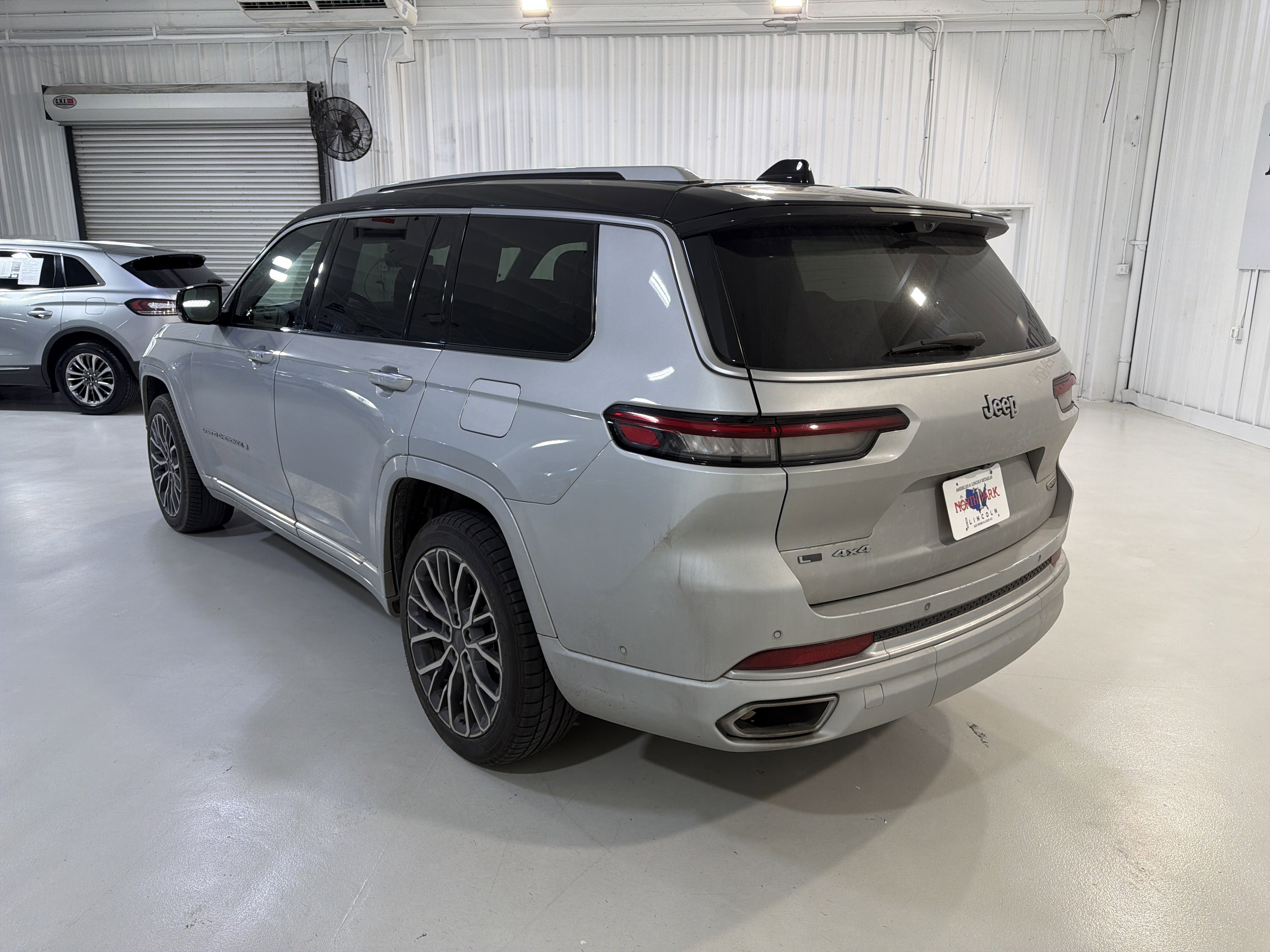 Used 2023 Jeep Grand Cherokee L Summit AWD/4WD image 3