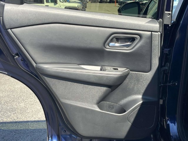 Used 2025 Nissan Rogue SV AWD/4WD image 16