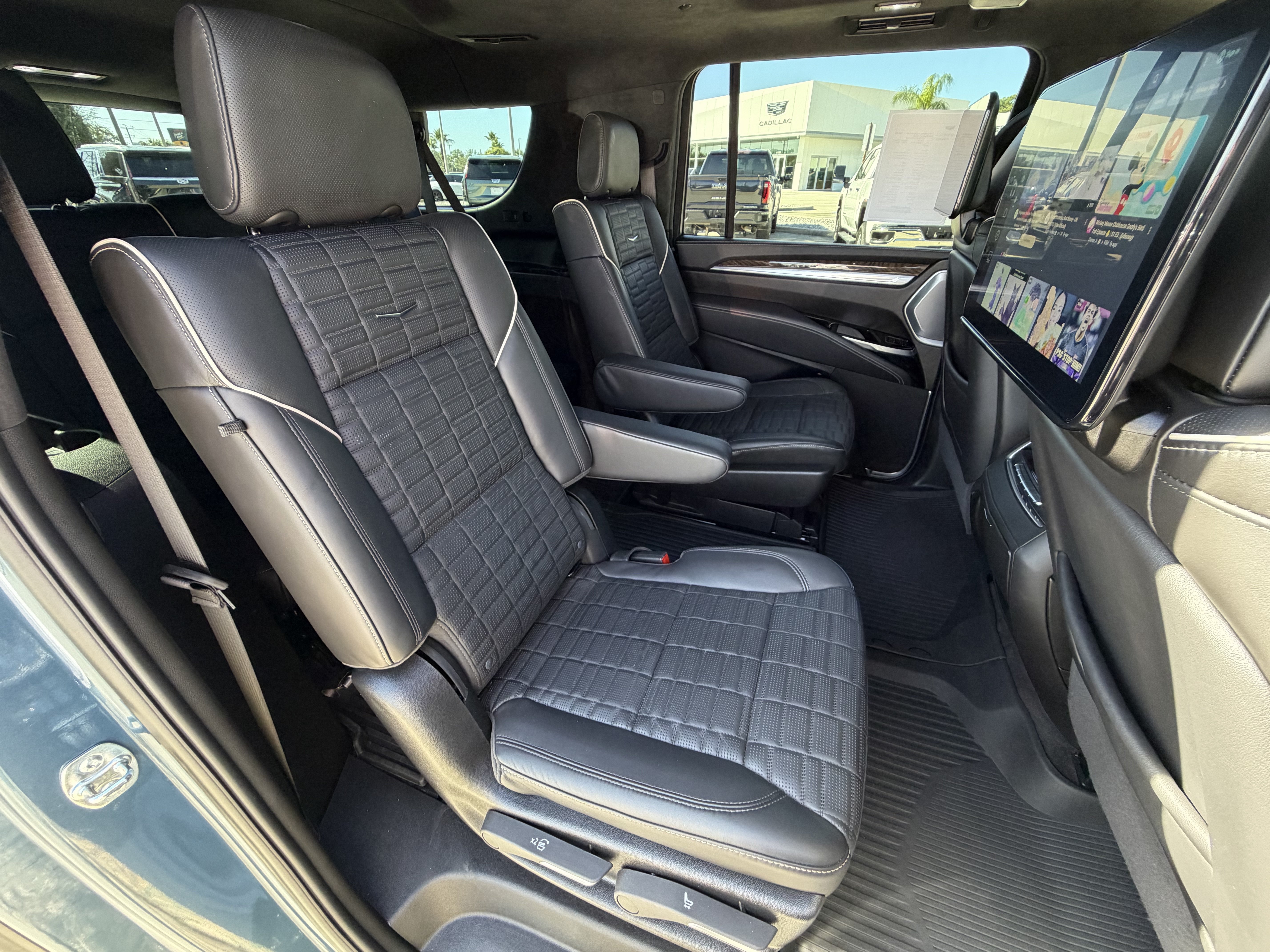 Certified 2026 Cadillac Escalade ESV Platinum Sport w/ LPO, ONYX Package AWD/4WD image 18