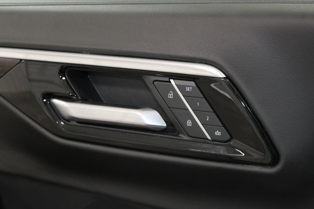 Used 2025 Chevrolet Suburban LT image 41