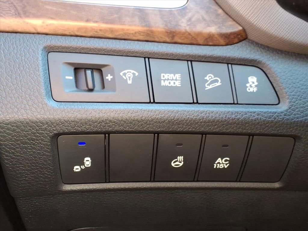 Used 2017 Hyundai Santa Fe SE image 21