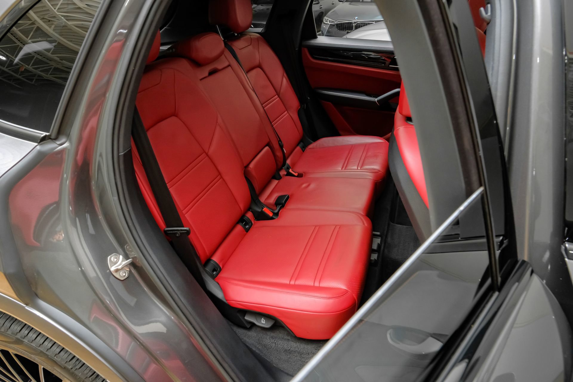 Used 2023 Porsche Cayenne Platinum Edition image 37