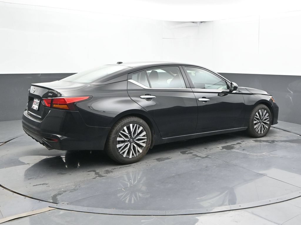 Used 2024 Nissan Altima 2.5 SV w/ SV Premium Package FWD image 3