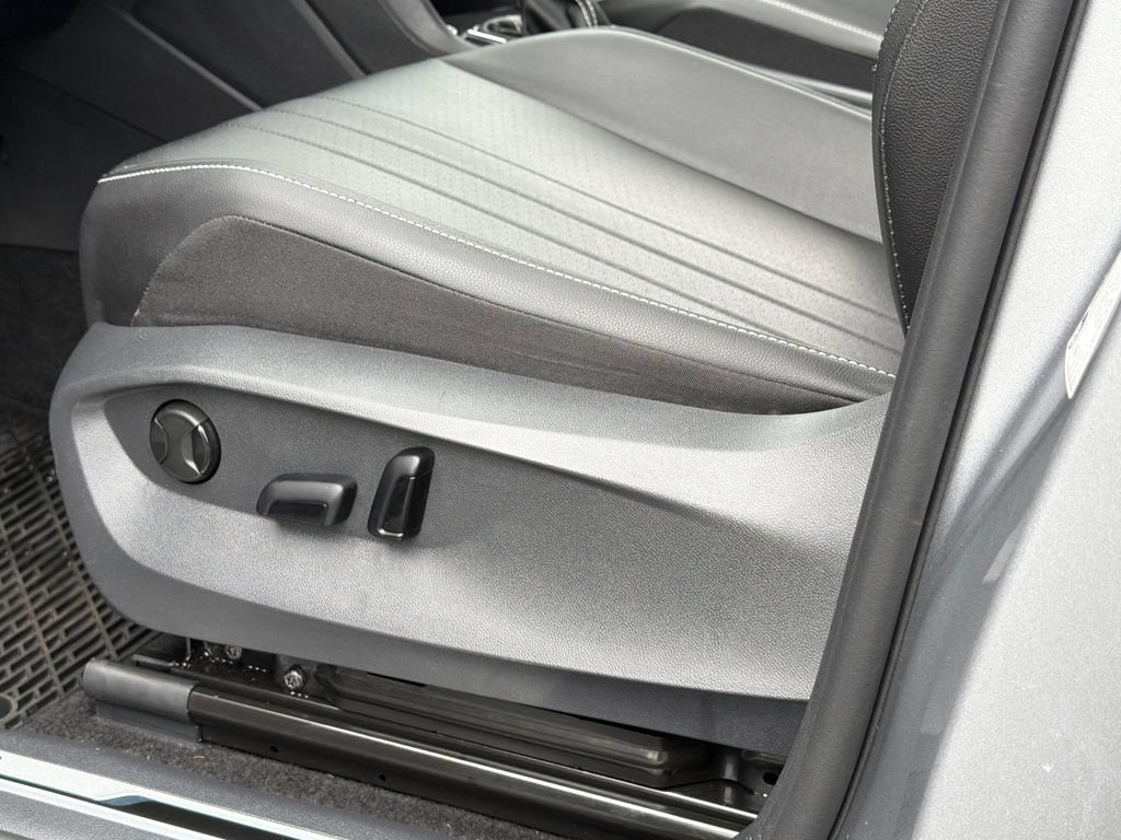 Certified 2023 Volkswagen Tiguan SE R-Line FWD image 18