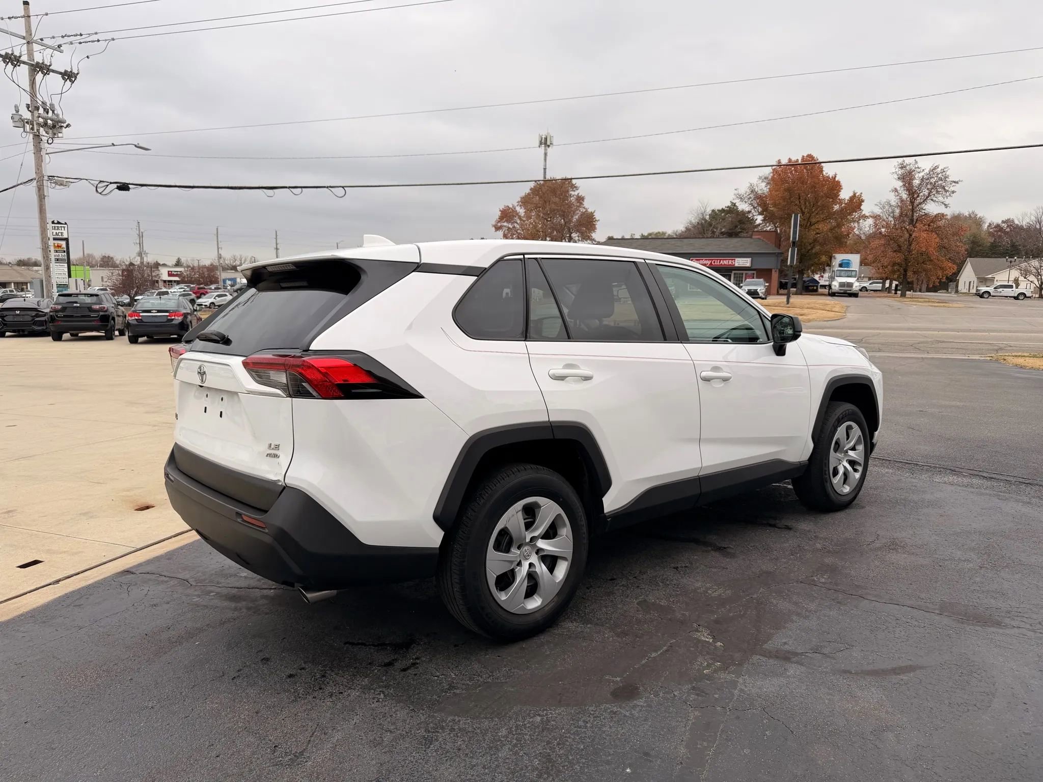 Used 2022 Toyota RAV4 LE w/ Carpet Mat Package (TMS) image 6