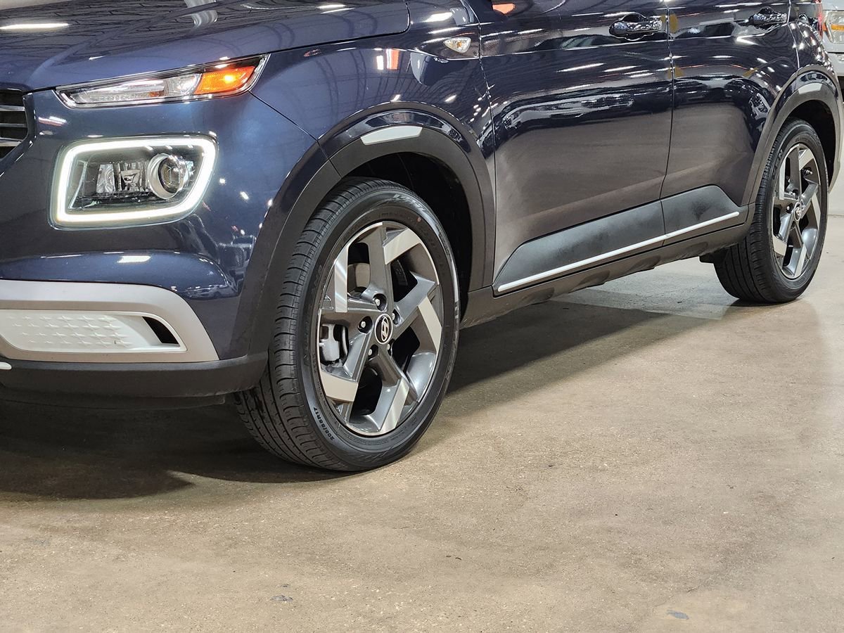 Used 2021 Hyundai Venue FWD image 17
